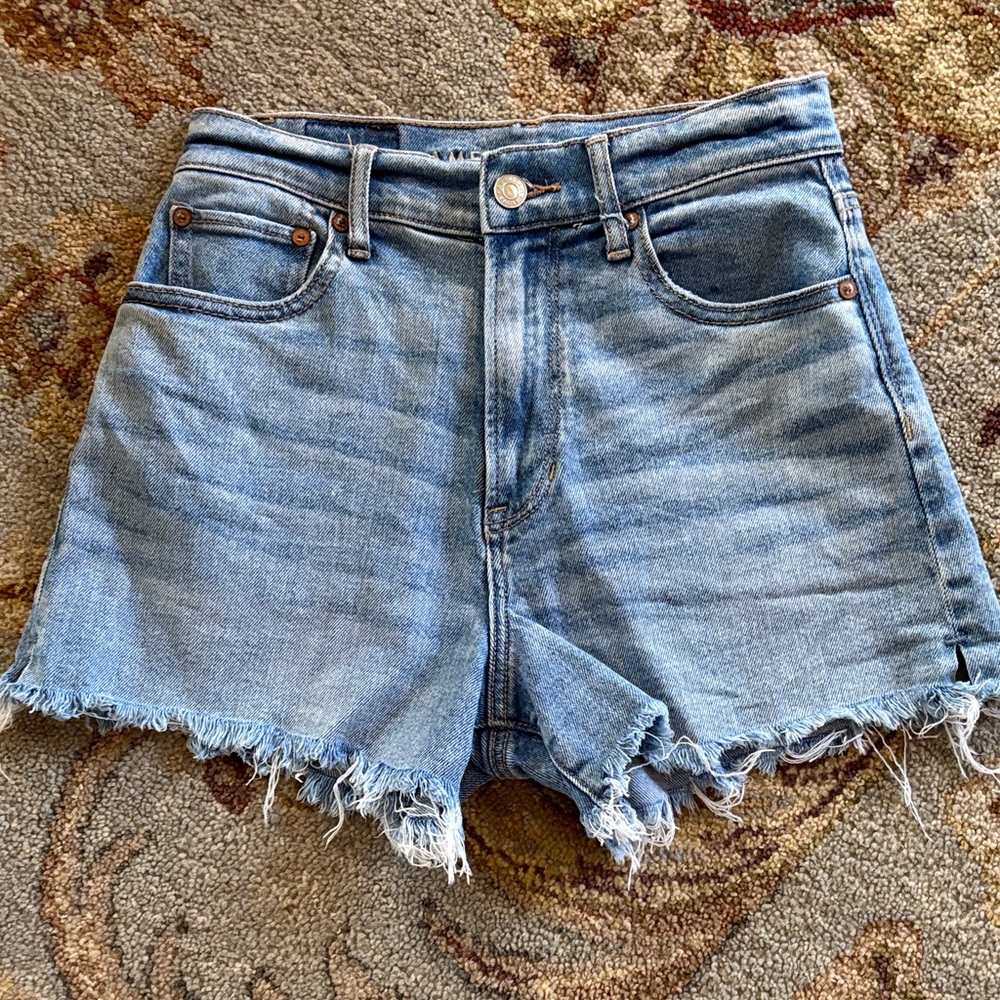 ✨ LIKE NEW ✨ American Eagle high rise Denim Frayed Hem Shorts, size 0